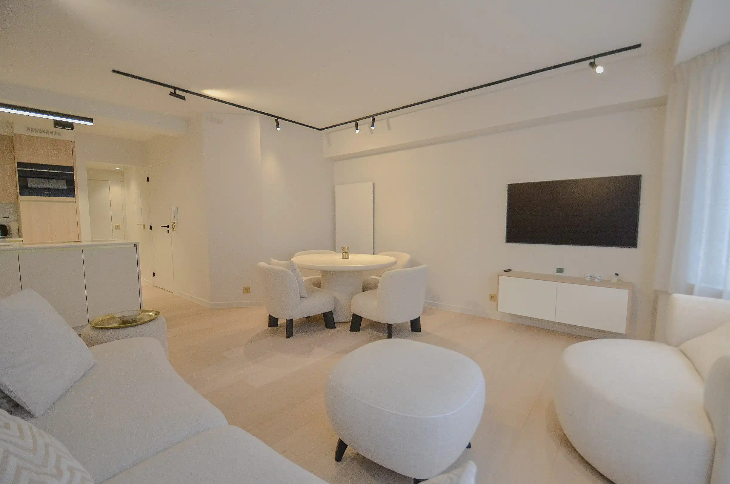 Stijlvol volledig gerenoveerd appartement  op wandelafstand van de zee én het commercieel centrum. foto 4