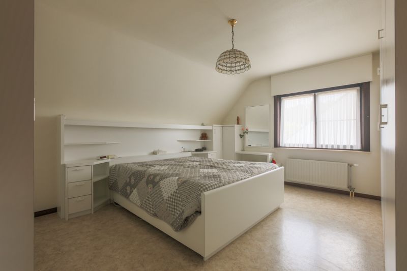 Topligging, Hoog Kortrijk! Te moderniseren alleenstaande woning met 4 slaapkamers, bureau, dubbele garage...ENERGIELABEL C foto 14