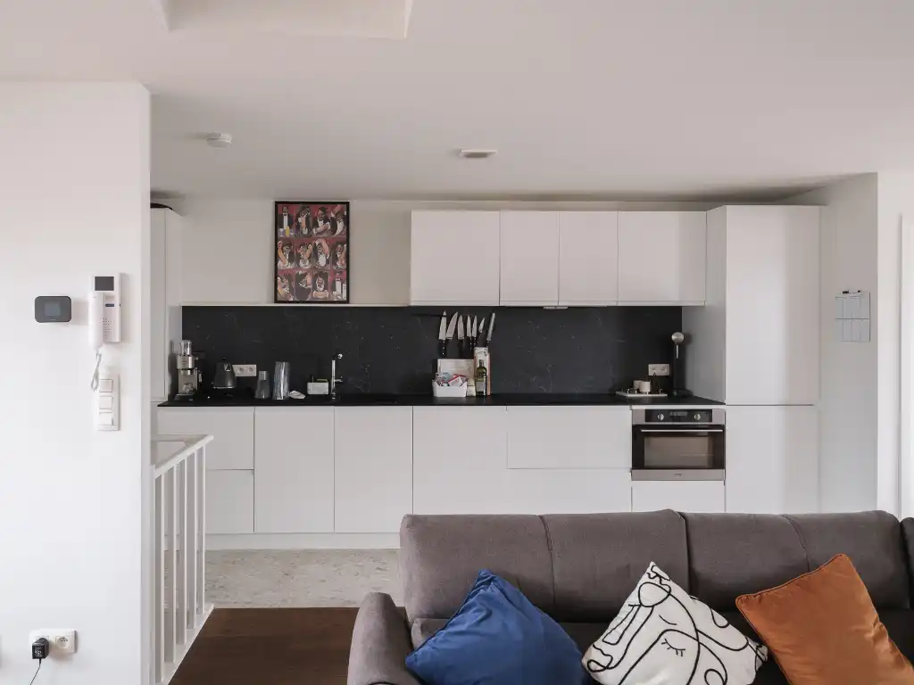 Stijlvol duplex appartement met 2 slaapkamers en terras, centraal gelegen in het bruisende centrum nabij alle belangrijkste straten en pleinen van Gent. foto 6