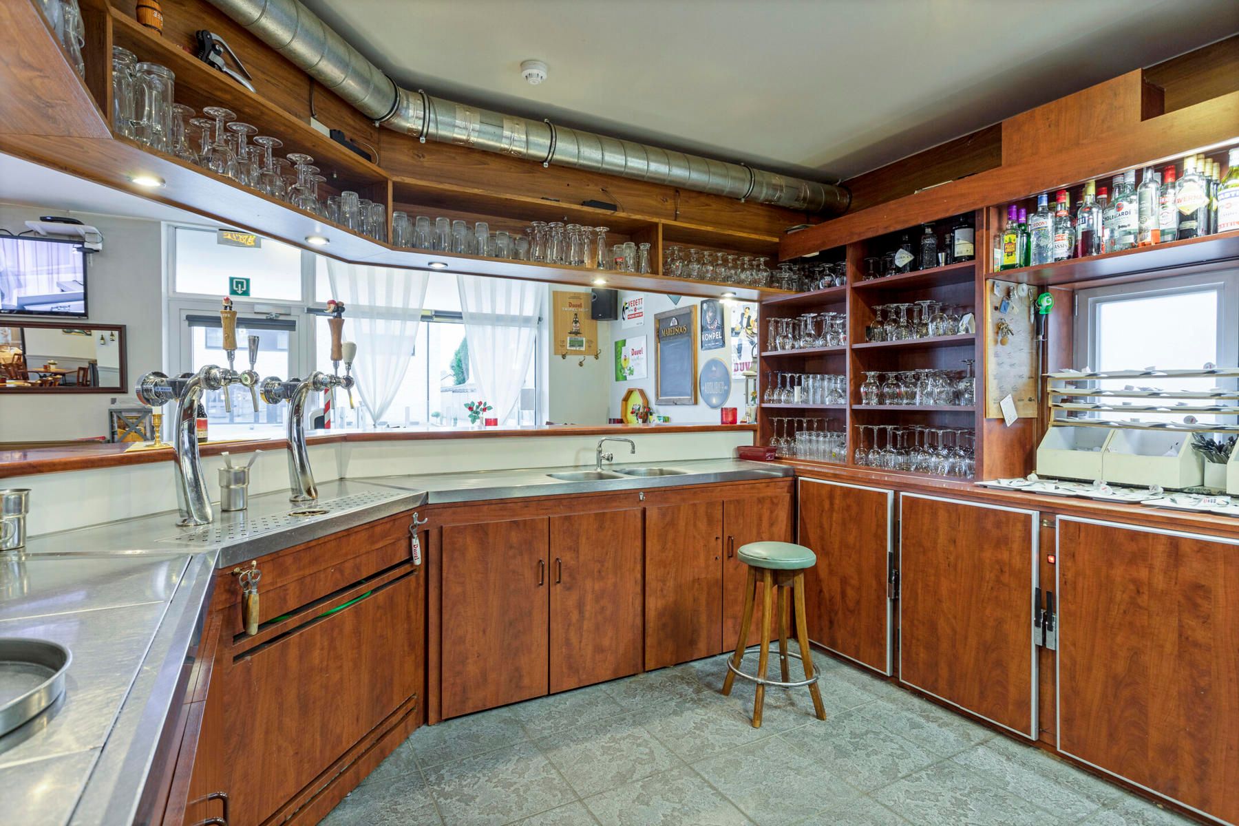 Ruim handelspand + 2 vakantiewoningen. foto 8