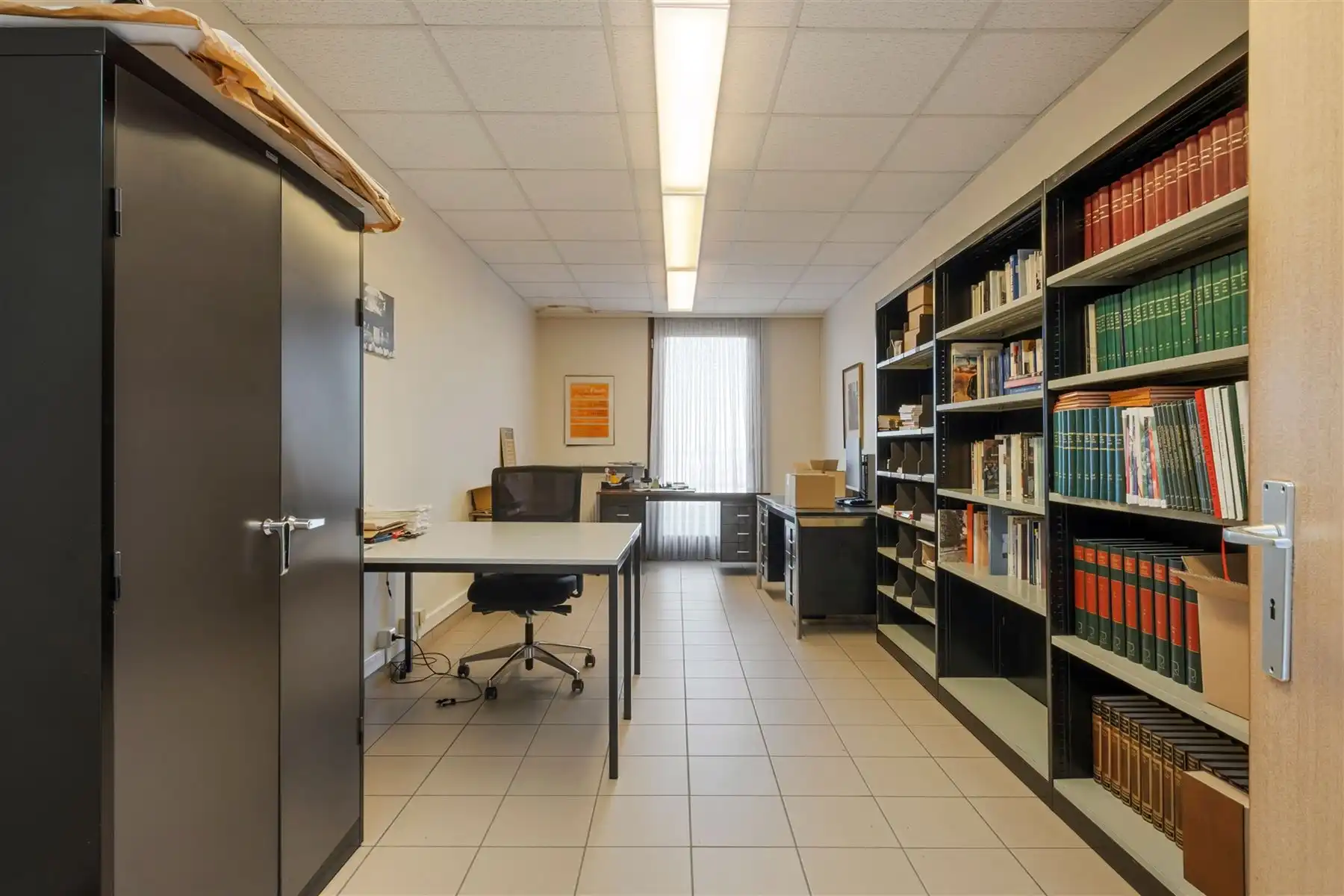 Veelzijdig Kantoorpand met Parkeerplaats in Groen Mene foto 18