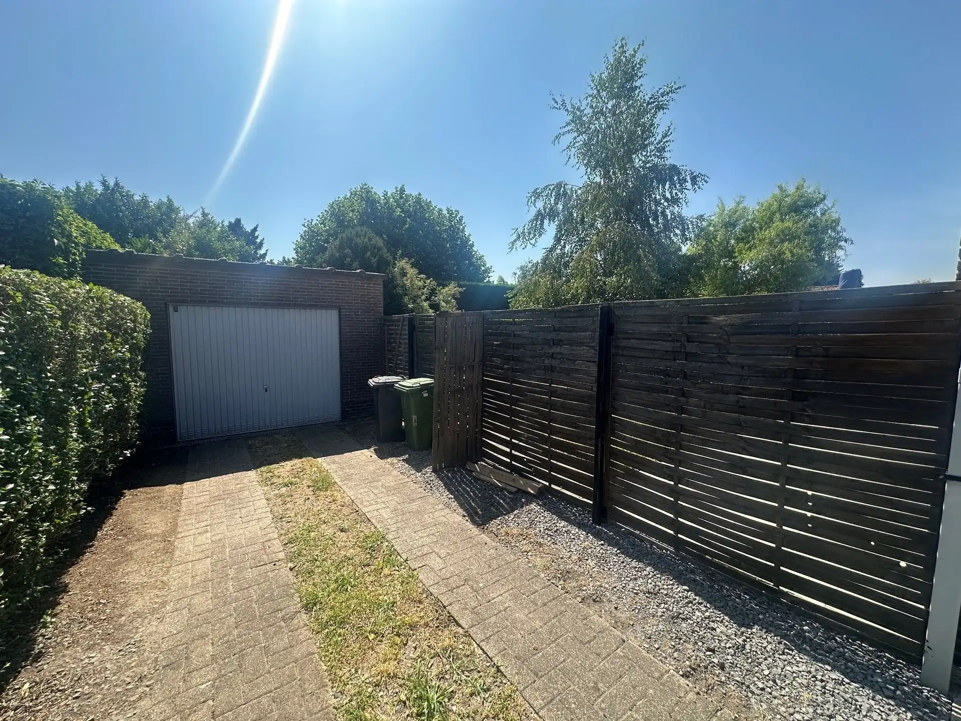 Ruime gezinswoning met 4 slaapkamers, garage en tuin foto 12