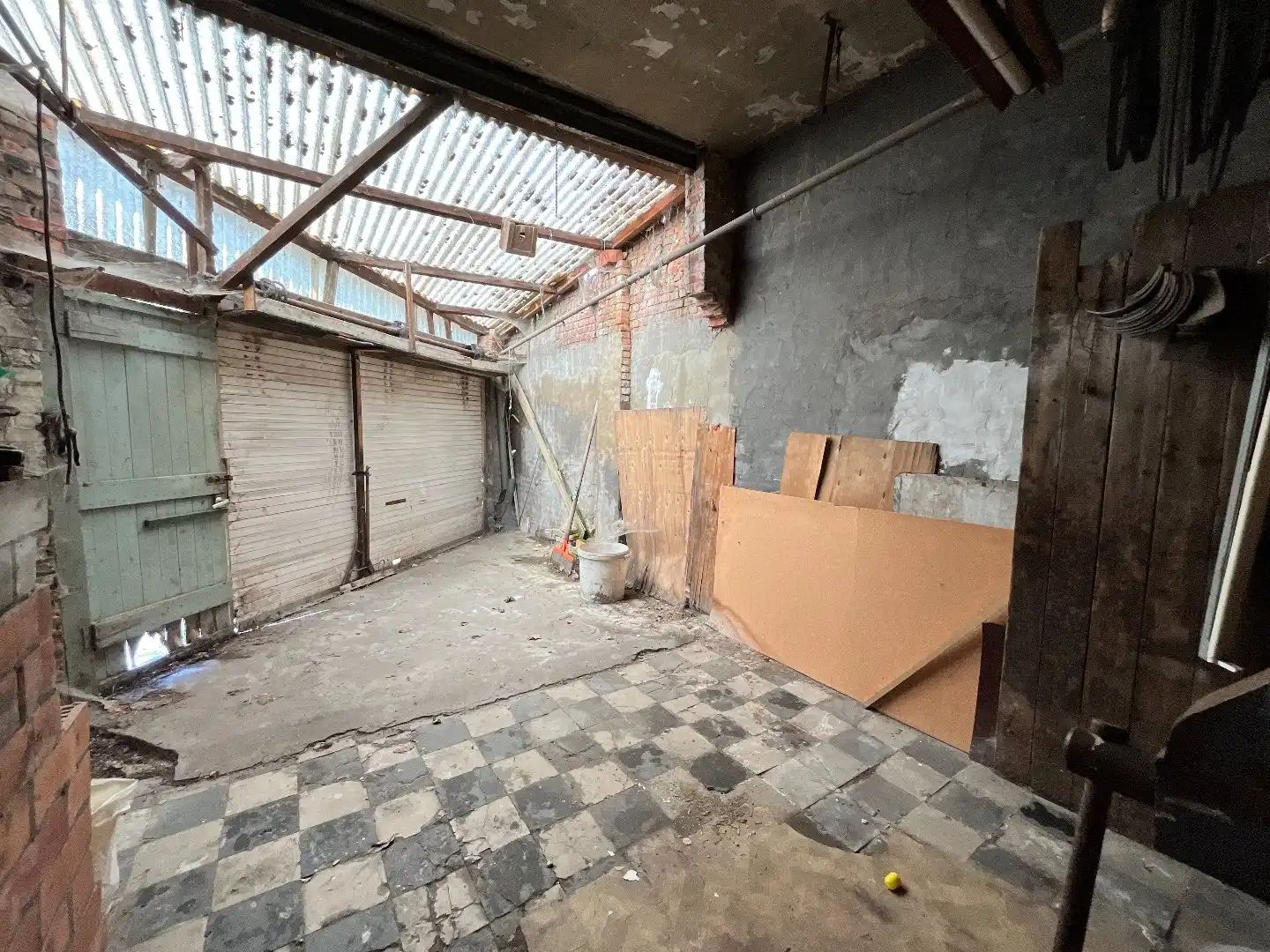 Te renoveren stadswoning met 4 slpk, koer en garage foto 25