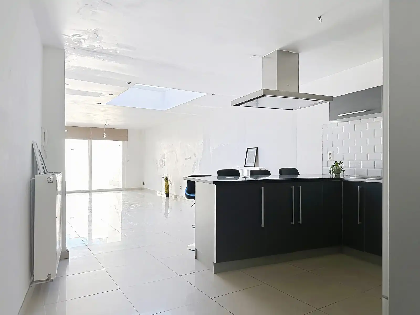 Instapklare, gerenoveerde woning met gezellige koer in hartje Niel! foto 8