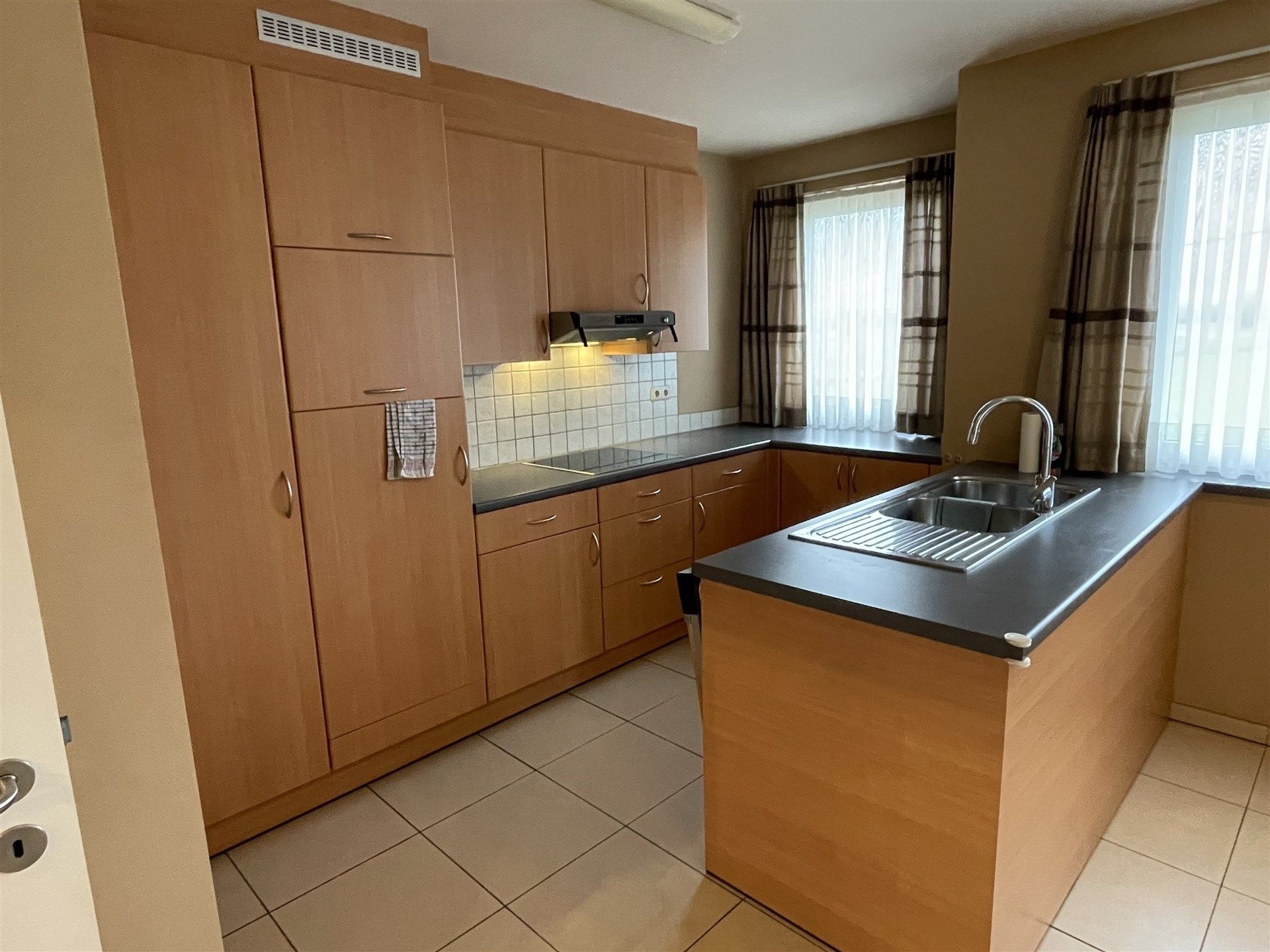 Zeer mooi gelegen ruim villa appartement met garage achteraan in de tuin. foto 8