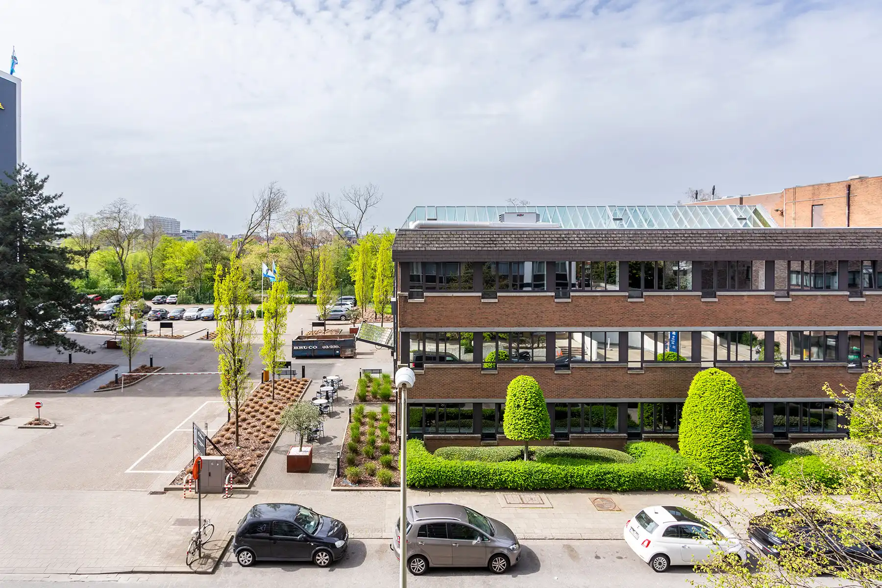 SALES & RENT back. Ruim 3 slpk appartement met terras en P foto 4