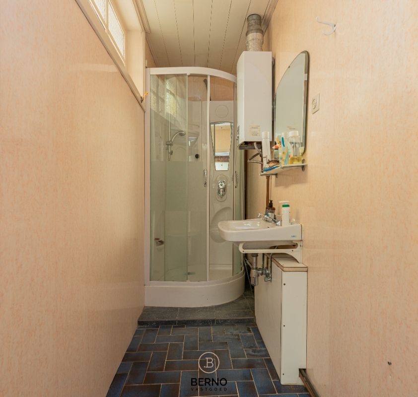 Renovatiewoning met garage en mooie tuin foto 7