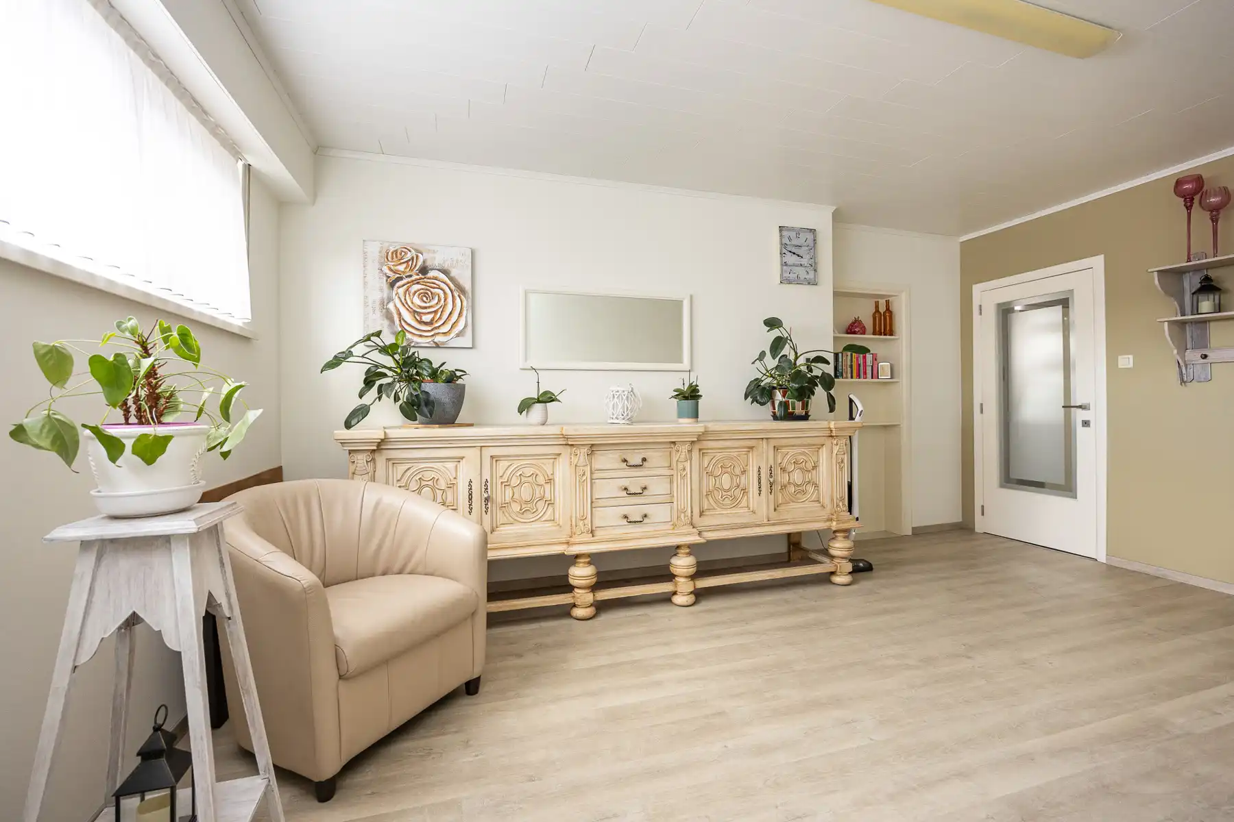 Ruime gezinswoning met 5 slaapkamers op een perceel van 638m². foto 3