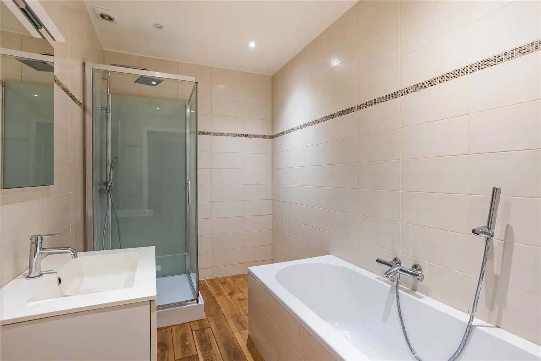 Instapklare woning met 4 kamers en koer in Gent foto 12