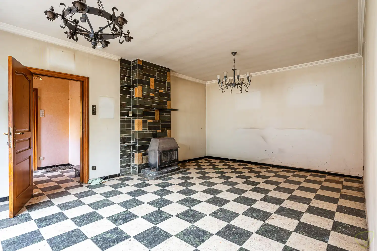 Ruime gezinswoning te koop in Eeklo met 3 slaapkamers met een ruime loods achteraan, die perfect voor een combinatie van comfortabel wonen en werken kan zijn. foto 6