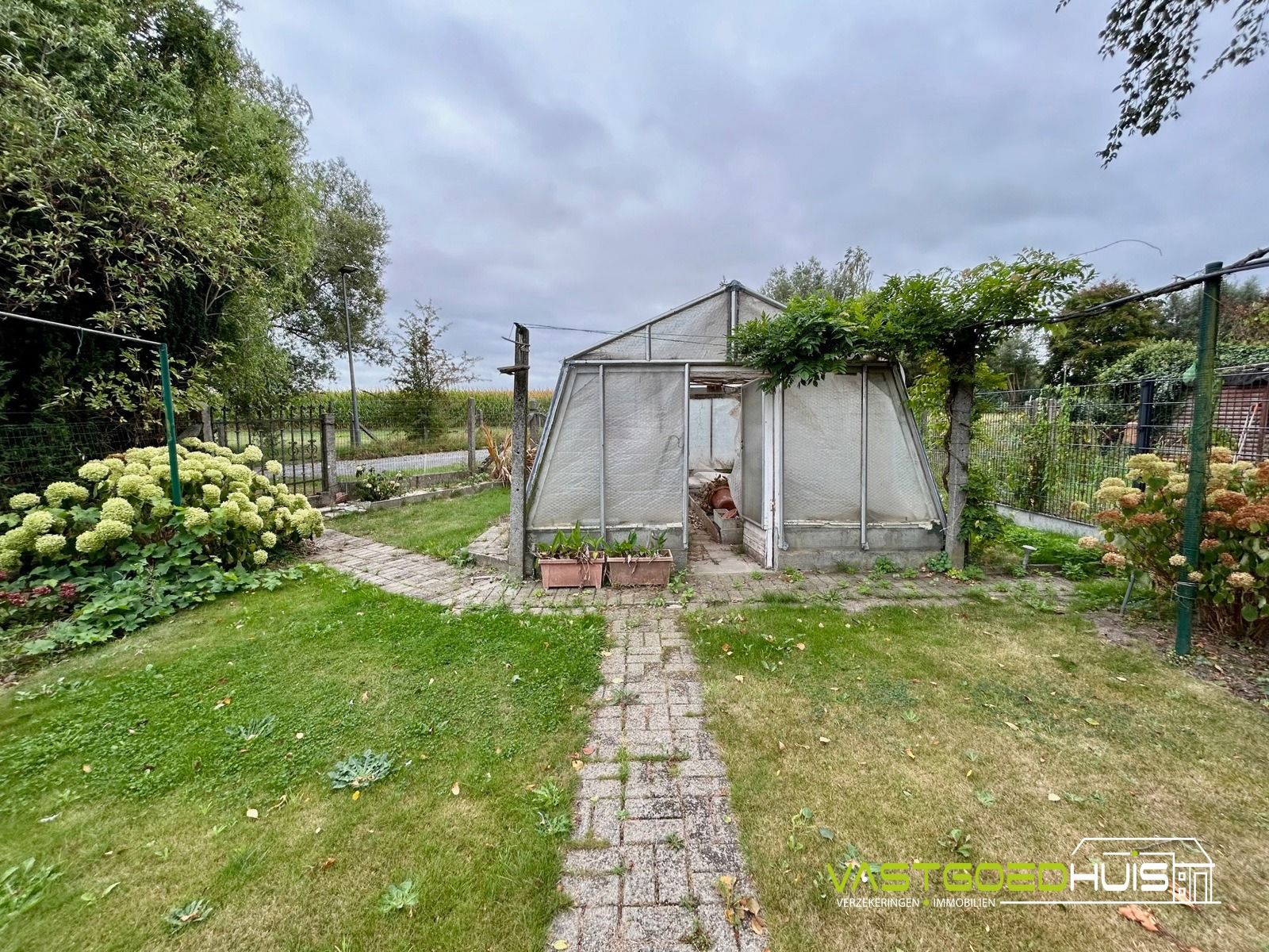Ruime gezinswoning met garage en tuin foto 28