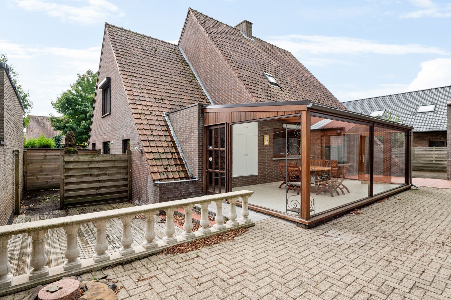 Ruime gezinswoning met bijgebouw en tuin op 694m2 grond foto 2