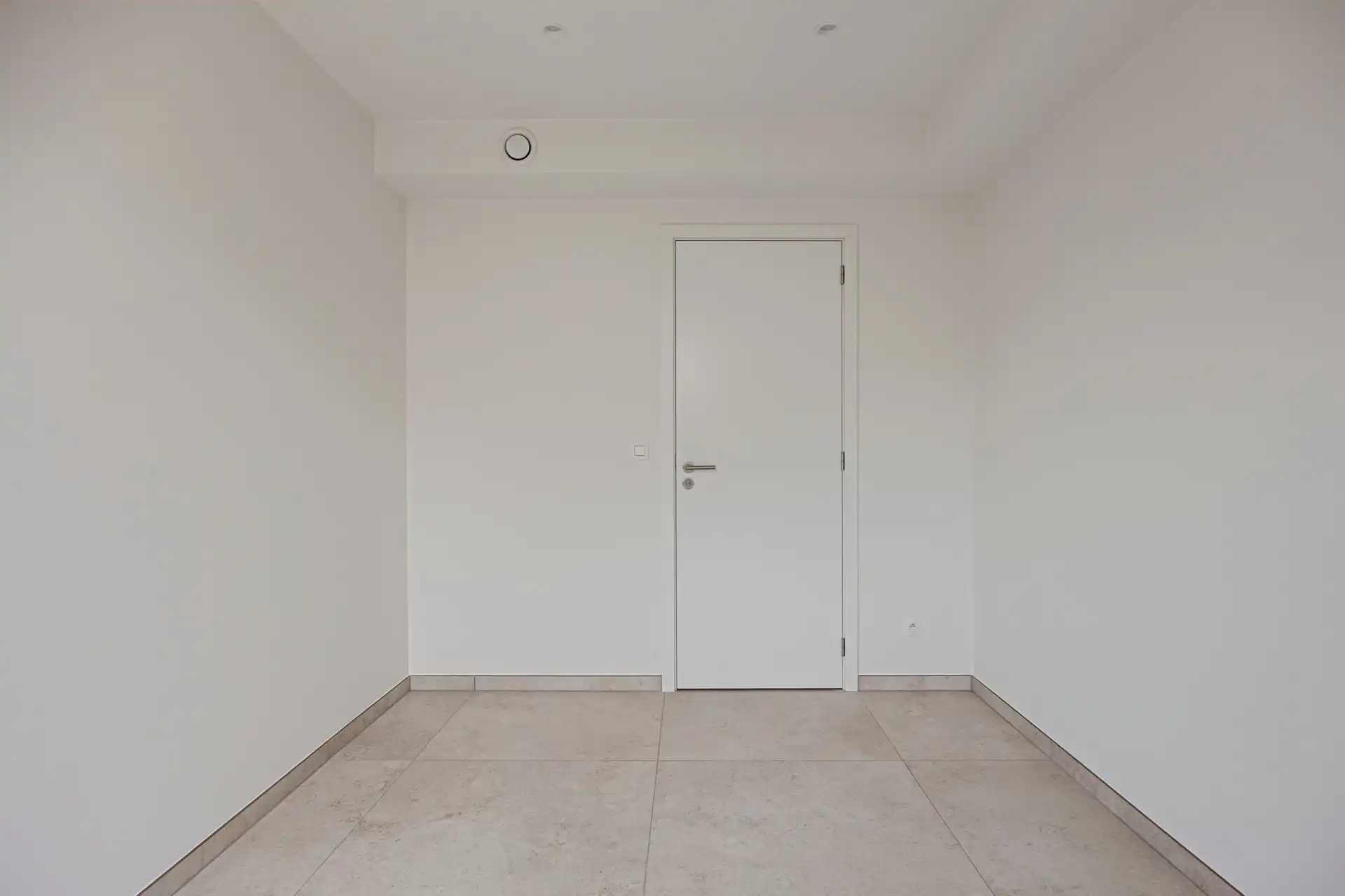 Commercieel gelegen, nieuwbouw praktijkruimte met wachtzaal en private parking! foto 4