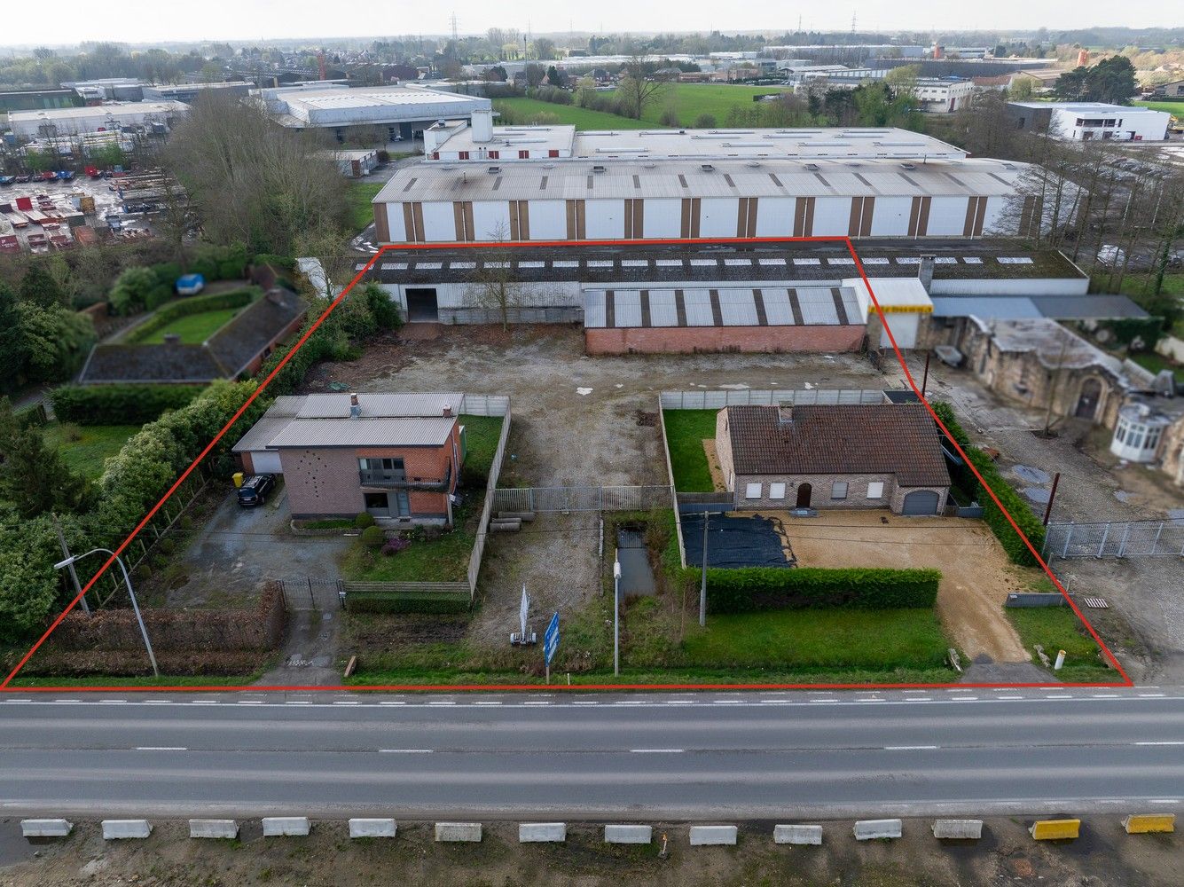 Magazijn met 2 woningen op perceel van 4701 m² foto 1