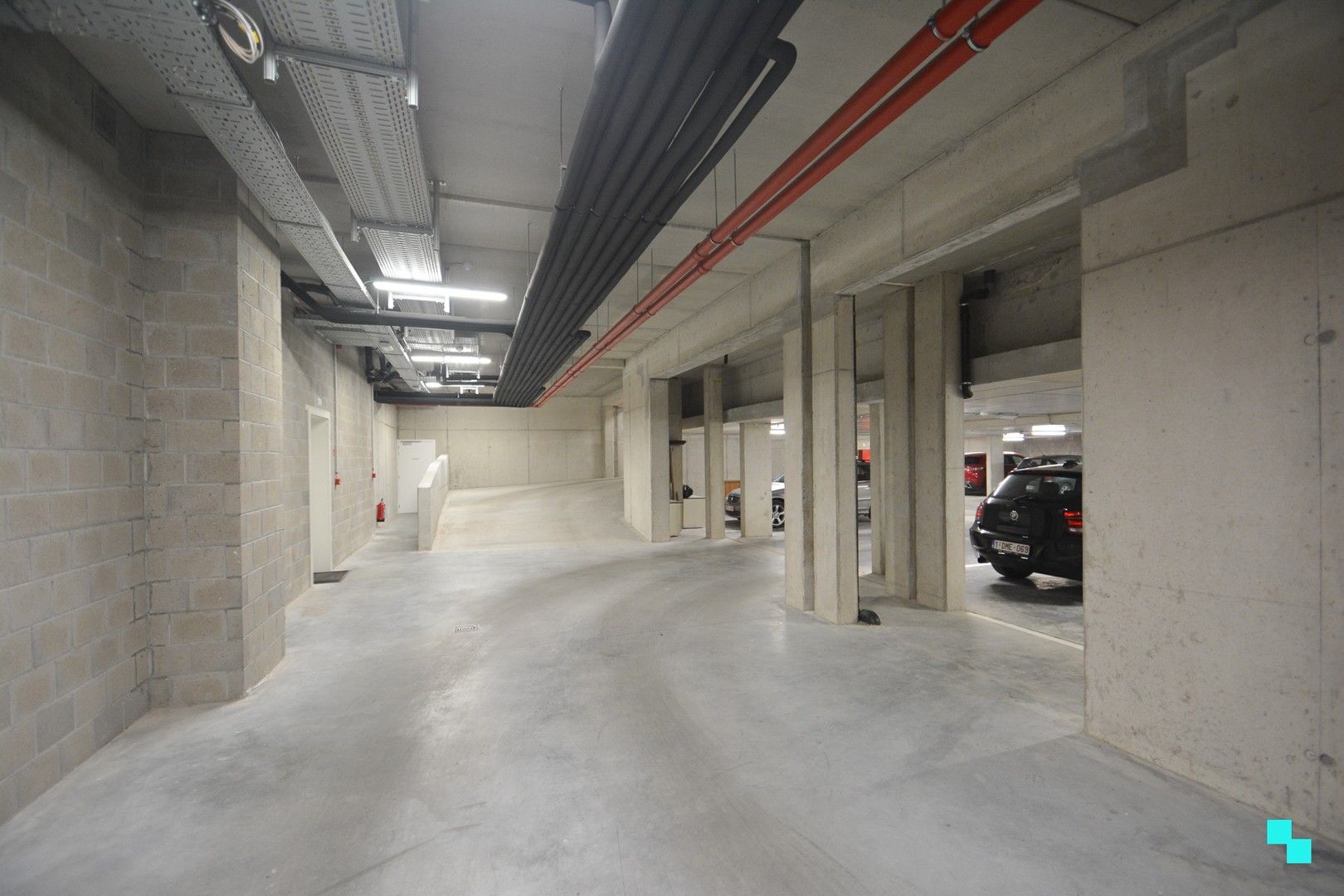 Binnen- en buitenparkeerplaatsen nabij centrum Ingelmunster foto 2