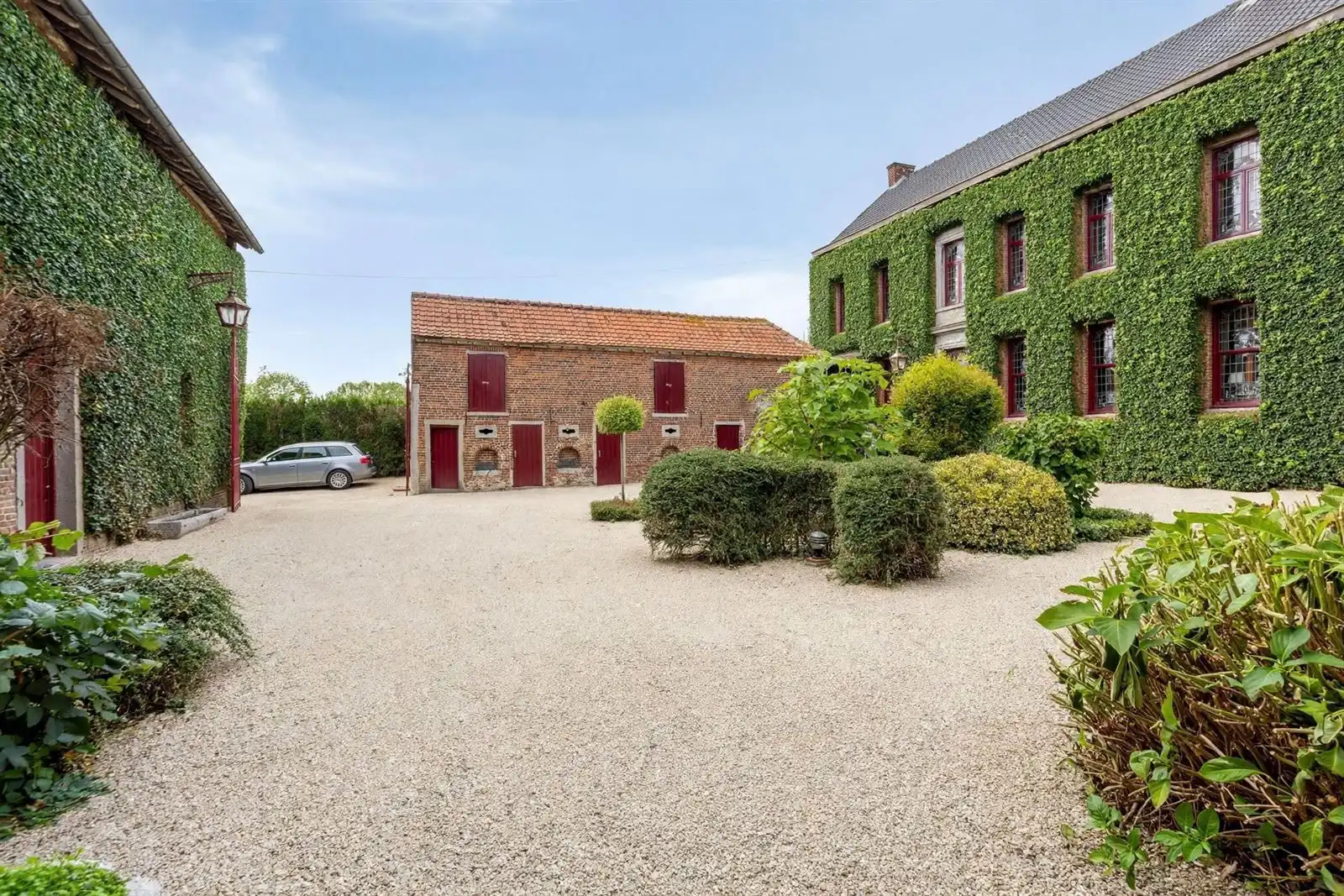 Hoofdfoto van de publicatie: Karaktervolle hoeve met 11 slaapkamers en prachtige binnenkoer