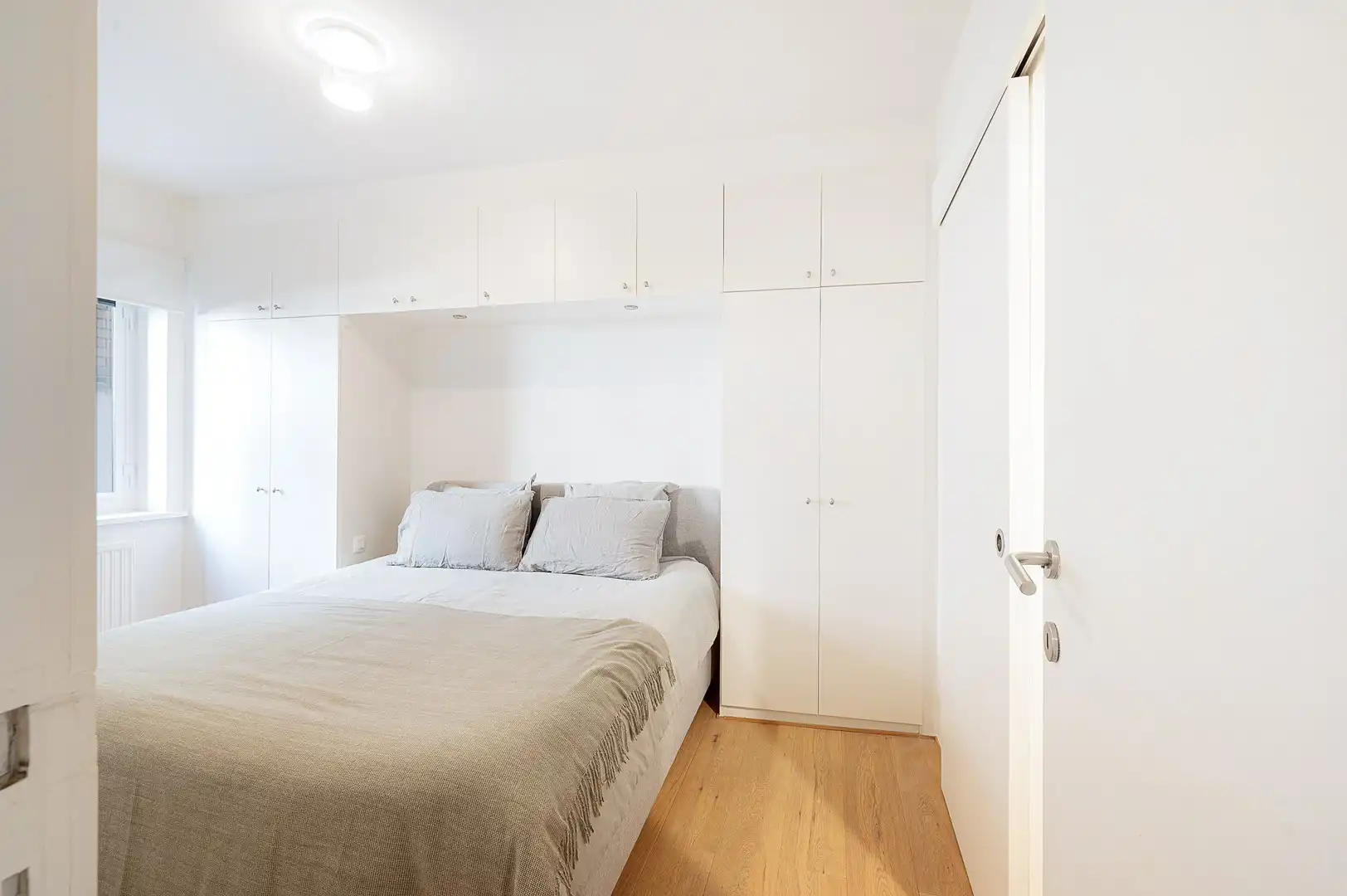 Hedendaags appartement genietend van zijdelings zeezicht, vlakbij de zee. foto 15