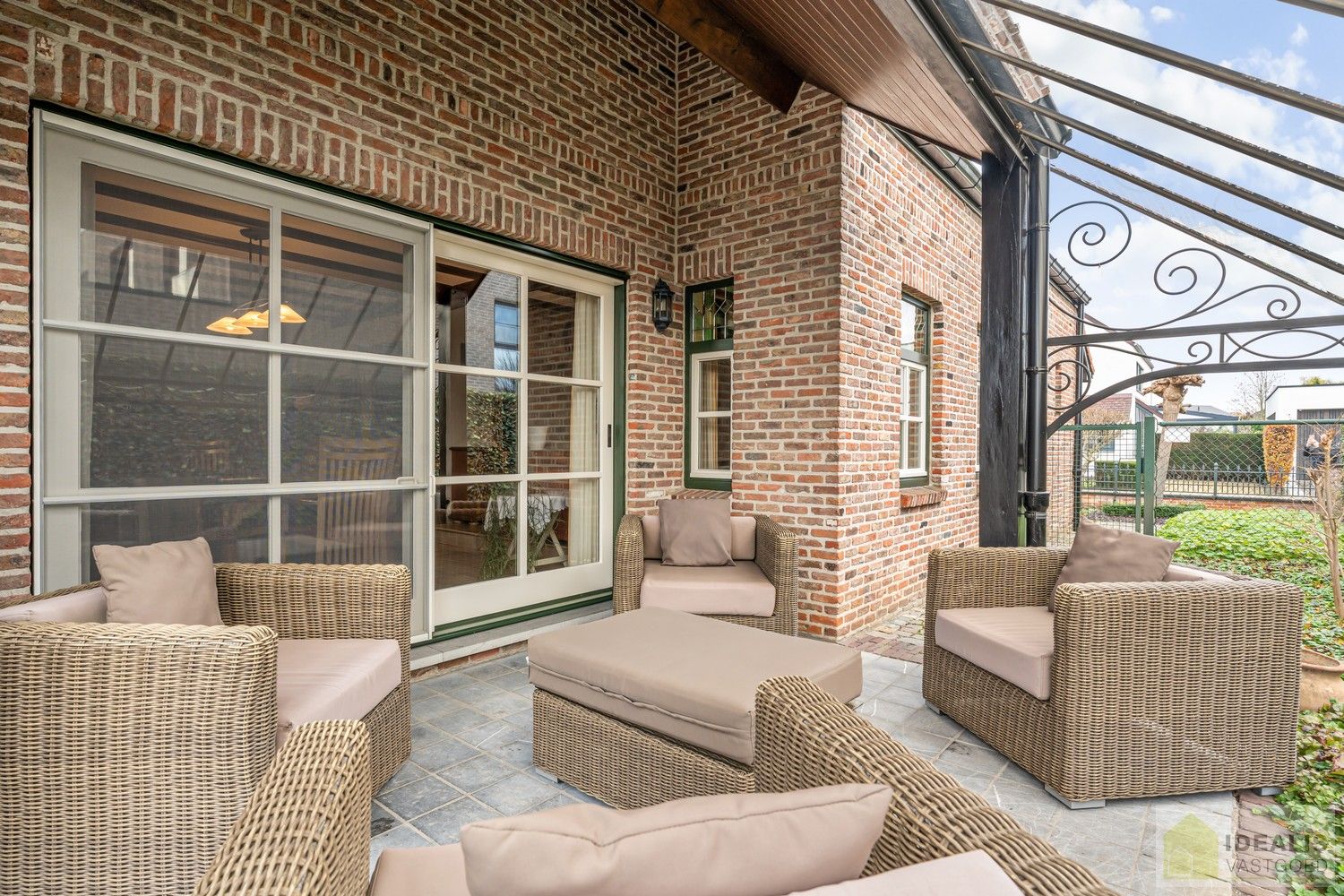 RUIME, INSTAPKLARE EN ENERGETISCH AANGEPASTE WONING VOORZIEN VAN 15 ZONNEPANELEN EN ZONNEBOILER. RIANTE WOONKAMER, KNAPPE KEUKEN, APART BUREEL, APARTE HOBBYRUIMTE, FIJNE WASPLAATS, 4 SLAAPKAMERS, 2 BADKAMERS EN INPANDIGE GARAGE! foto 12