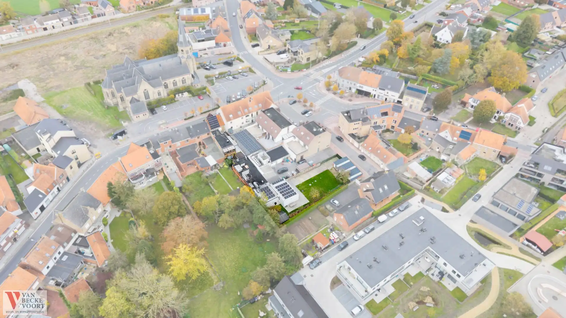 Magazijn met woonst en winkel foto 23