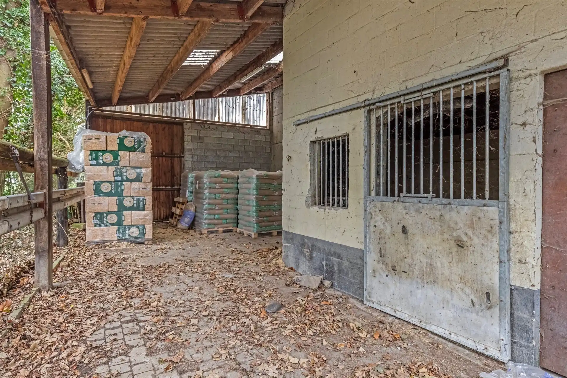 Landbouwbedrijf met een bedrijfswoning foto 16