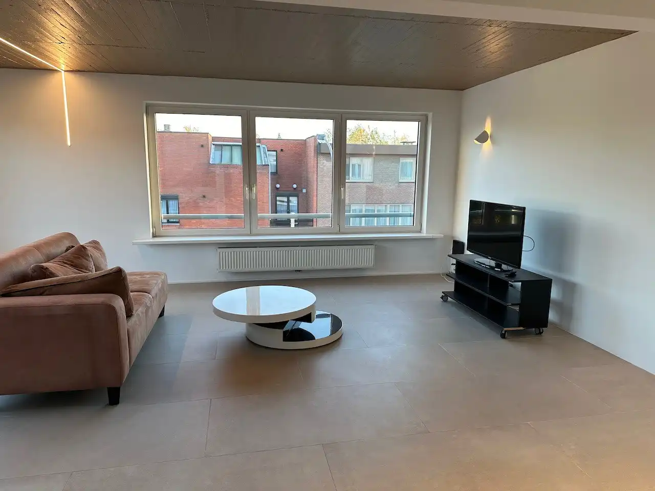 Ruim twee slaapkamer appartement te Zwijndrecht foto {{pictureIndex}}