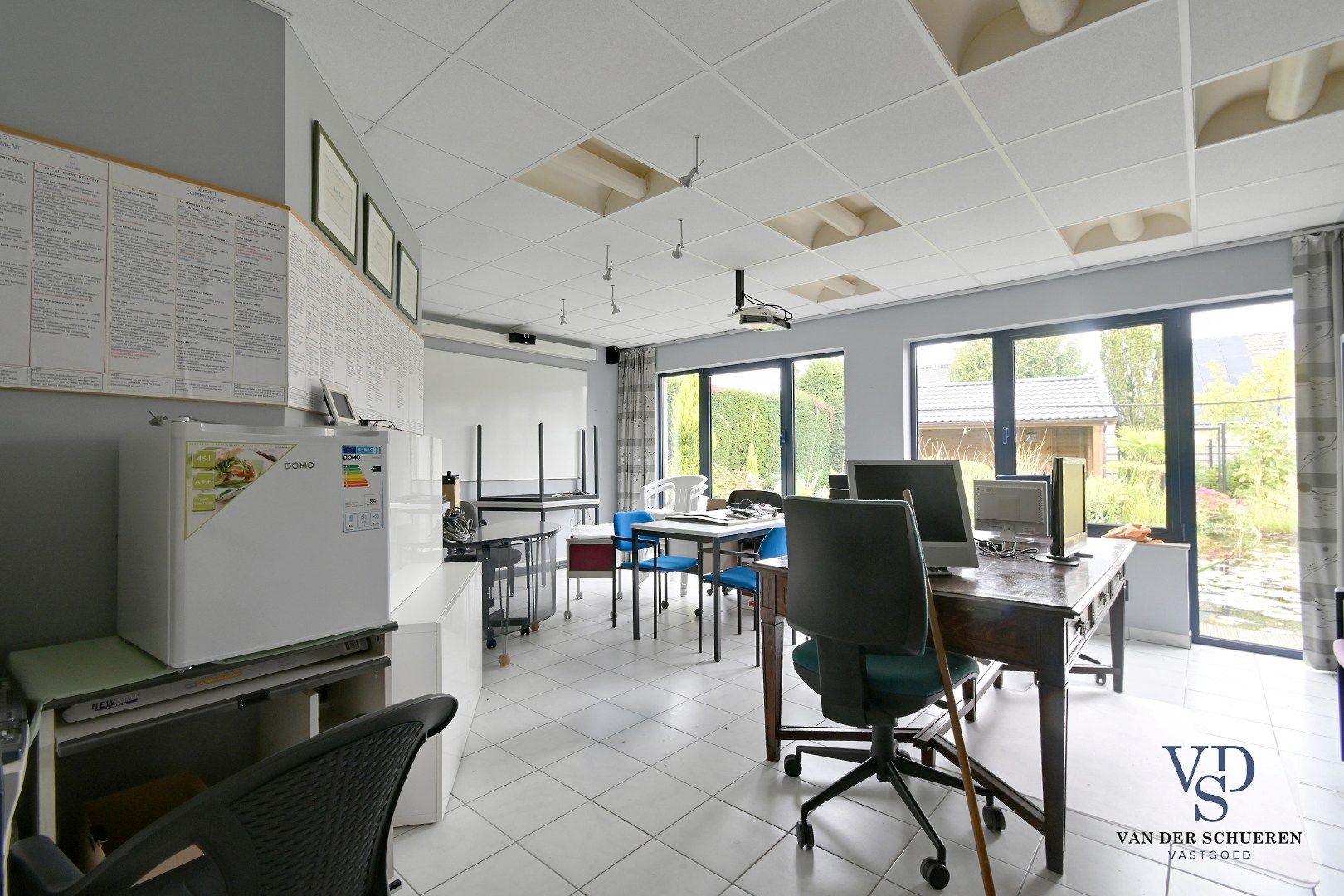 Ruim handelspand met penthouse in villastijl foto 19
