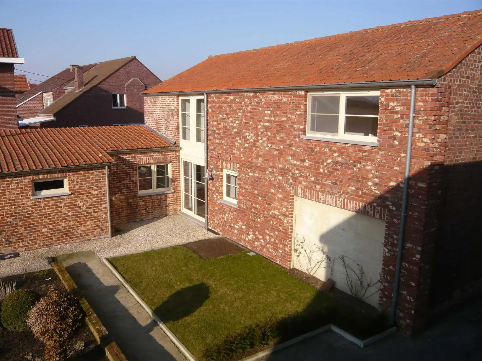 Mooie gerenoveerde vrijstaande woning met garage en achterliggend terrastuintje. foto 14