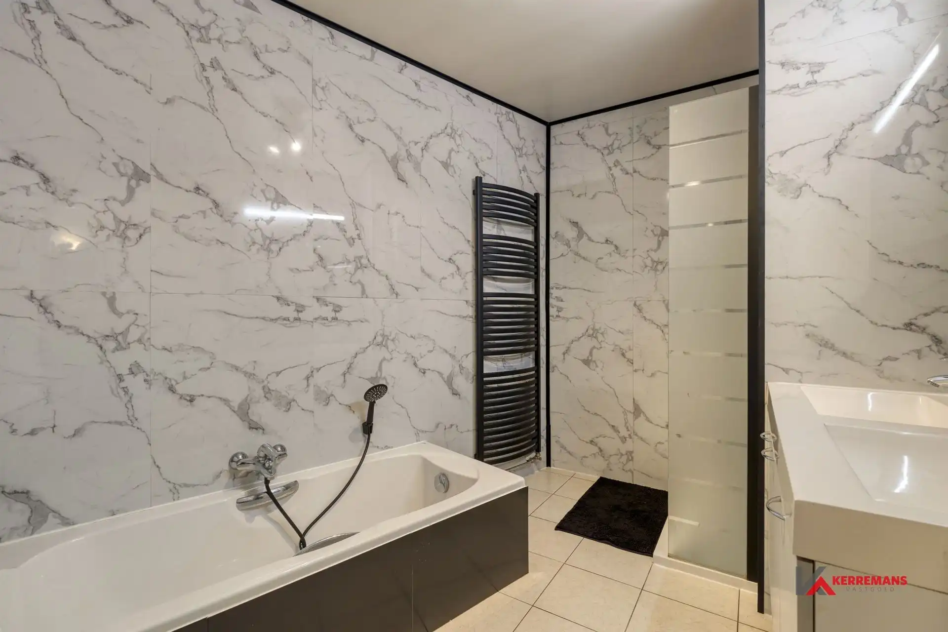 Gelijkvloers appartement met 2 slaapkamers, tuin & garage.  foto 13