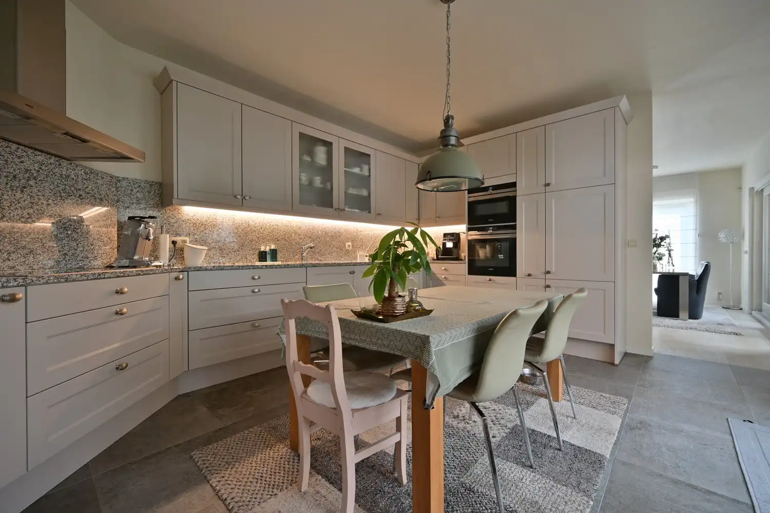 Exclusieve, compleet ingerichte bungalow op unieke bosrijke ligging, met prachtig overdekt terras en ruime kelder foto 15