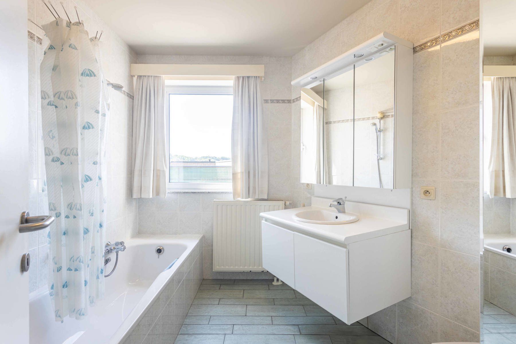Ruim lichtrijk, 2 slpkamer-appartement met terras  foto 13