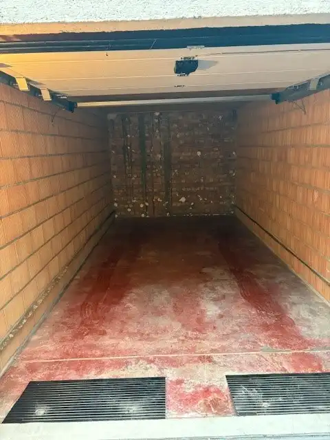 Gesloten garagebox met elektriciteit-verlichting op gelijkvloers complex foto 7