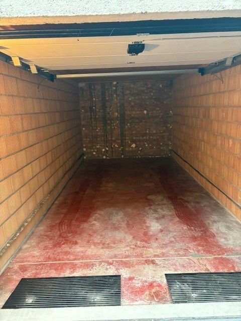 Gesloten garagebox met elektriciteit-verlichting op gelijkvloers complex foto 7
