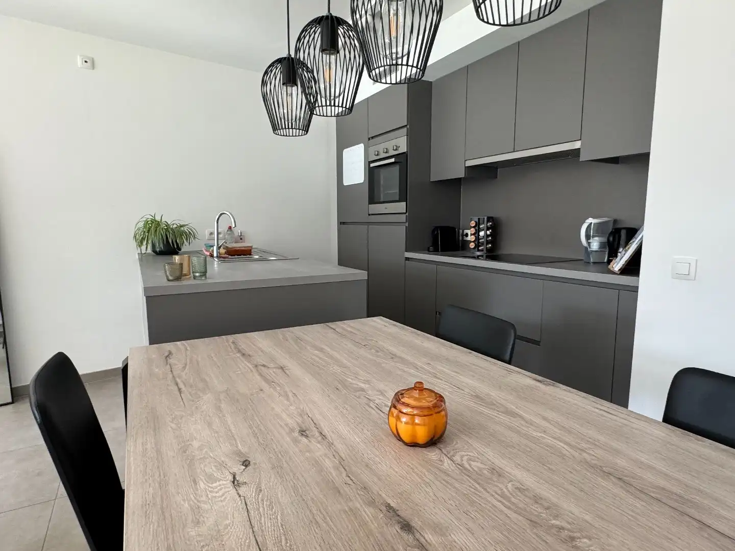 Te Koop: Instapklaar, recent appartement met parkeerplaats op topligging in centrum Waregem!  foto 4