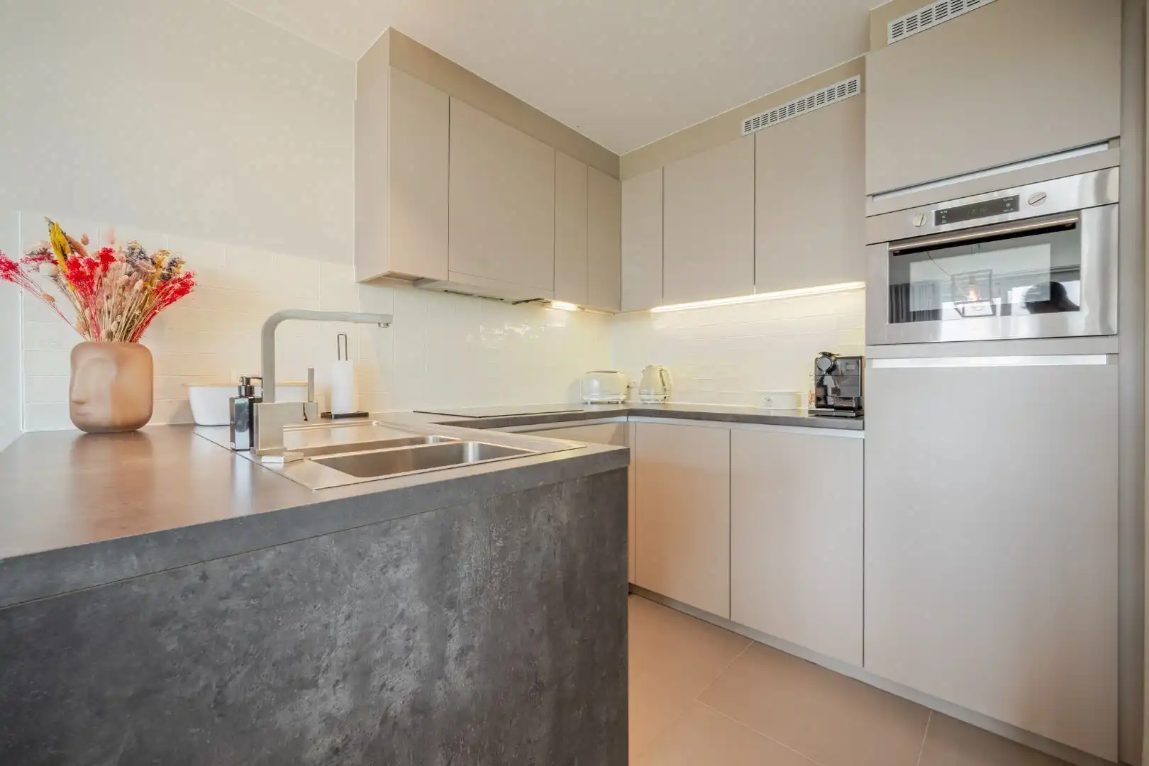 2-slaapkamerappartement met zonovergoten terrassen, hoogwaardige afwerking en topligging nabij zee foto 3