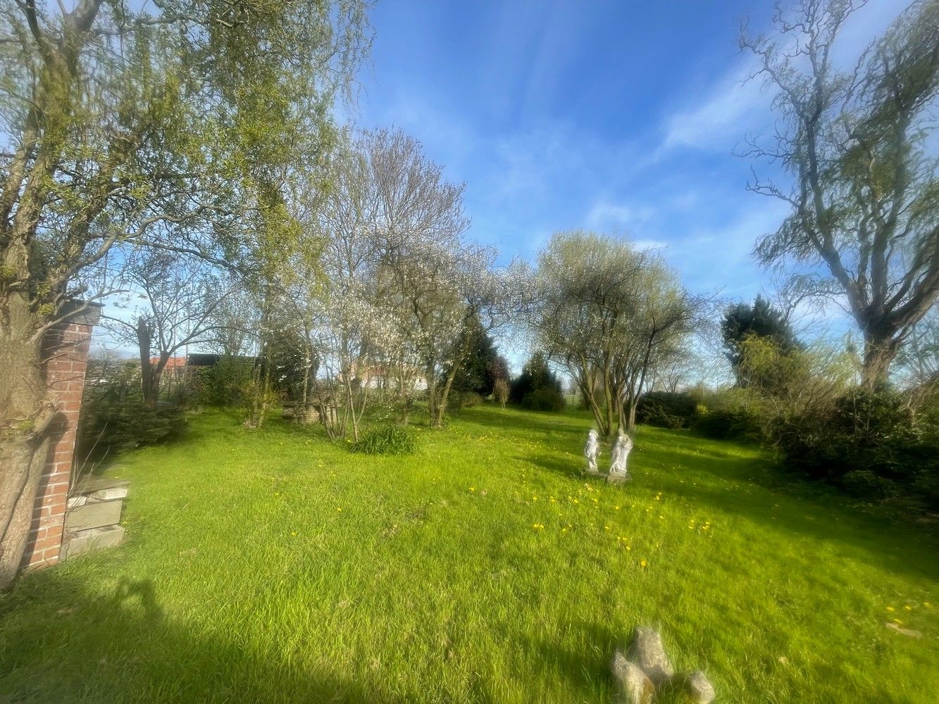 Aartrijke  Pittoreske ligging  Prachtig stuk BOUWGROND  met een oppervlakte van 1.900  m²  idyllische tuin ( ZUID-OOST) met grote diversiteit van bomen struiken en  Stilte gebied foto 2