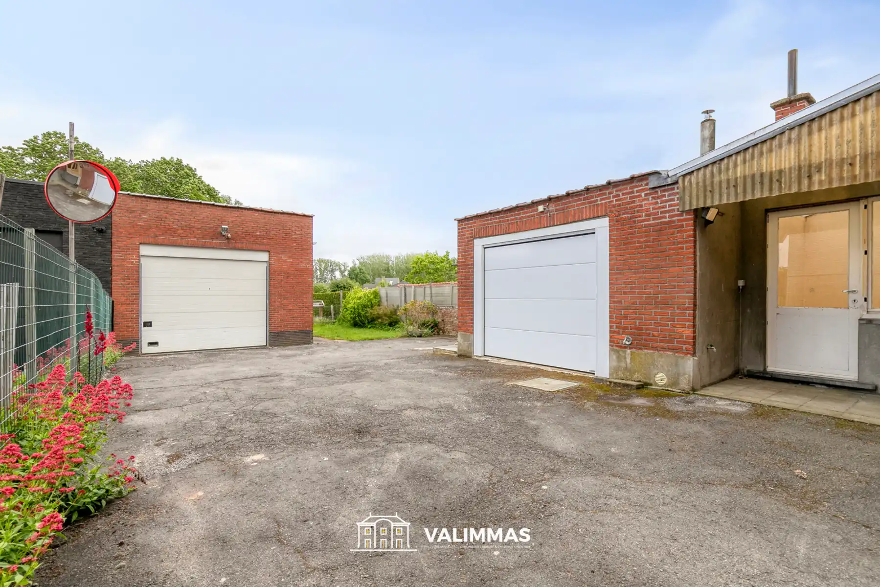 Ruime driegevelwoning met twee garages en mooie tuin... foto 3