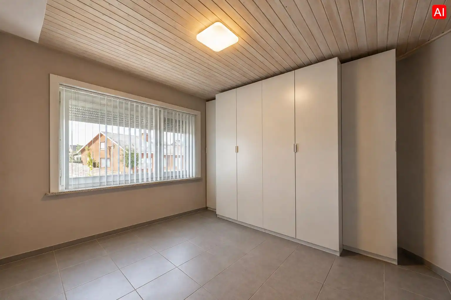 VERRASSEND RUIME, INSTAPKLARE WONING MET 2 GARAGES TE PITTEM foto 15
