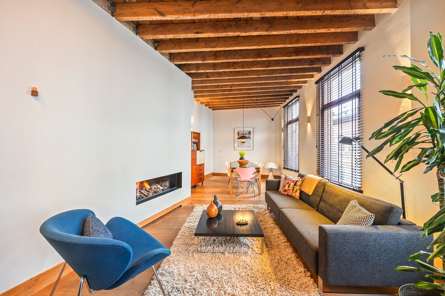 MATCHED: kevin@wellimmo.net voor meer info! Architecturaal gerenoveerde stadswoning (+/- 260m²/EPC C) met aangename en zonnige buitenruimte op toplocatie te Antwerpen, ideale combi werken/wonen! foto {{pictureIndex}}