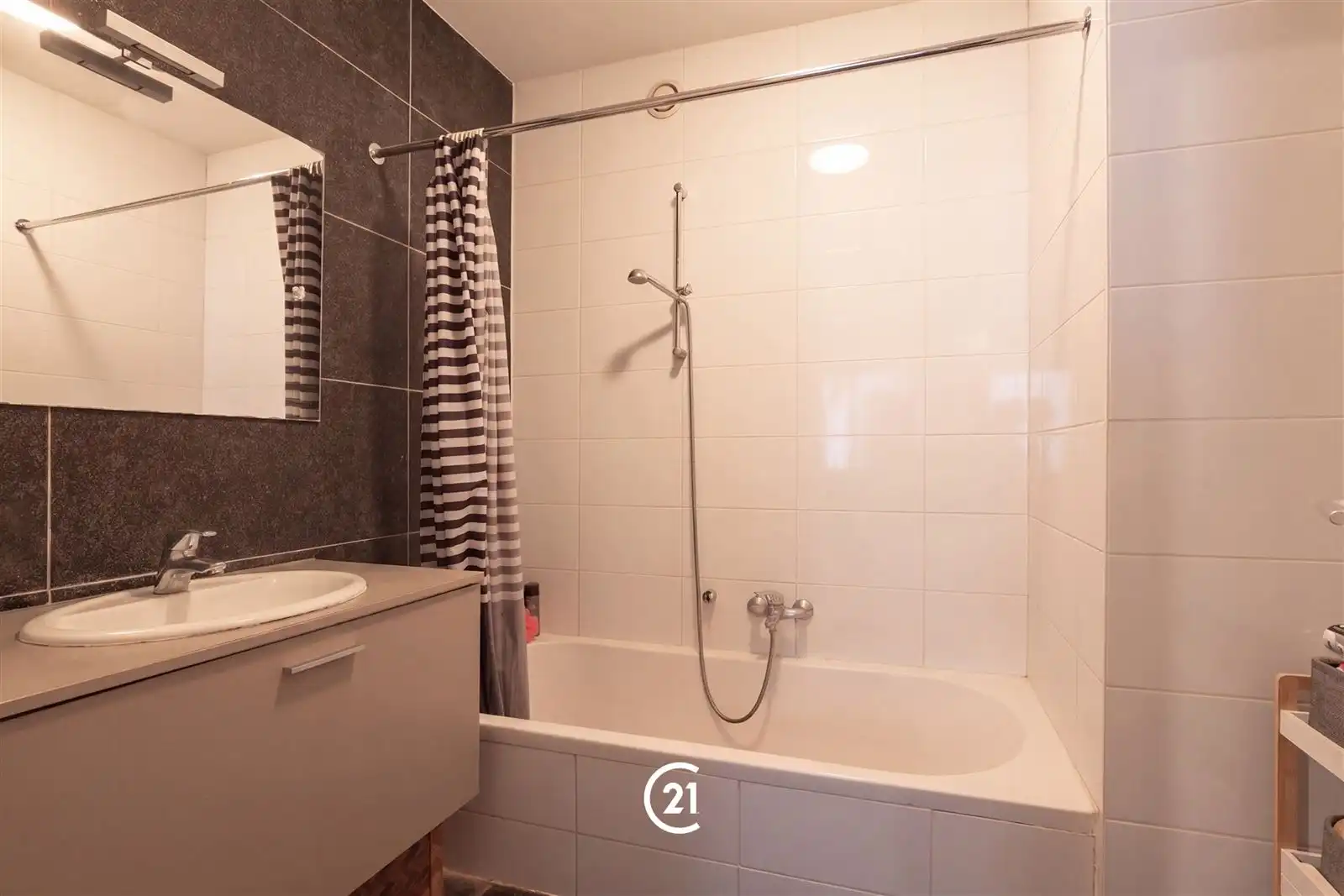 Comfortabel gelijkvloers wonen op een bijzonder praktische ligging! foto 8