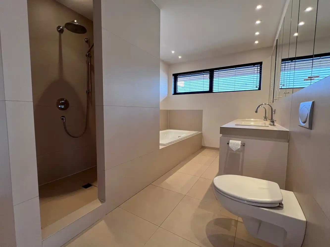 Instapklare woning met 5 slaapkamers en praktijk/kantoorruimte foto 16