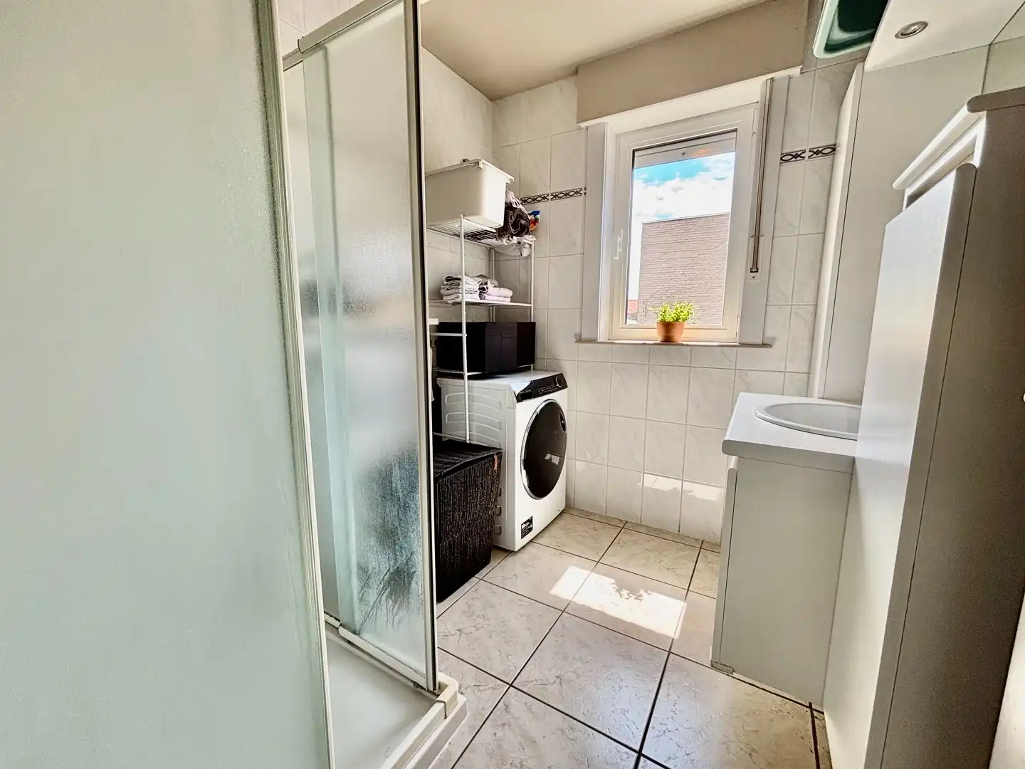 Lichtrijk hoekappartement met 2 slaapkamers, terras en garage te huur in Izegem foto 11