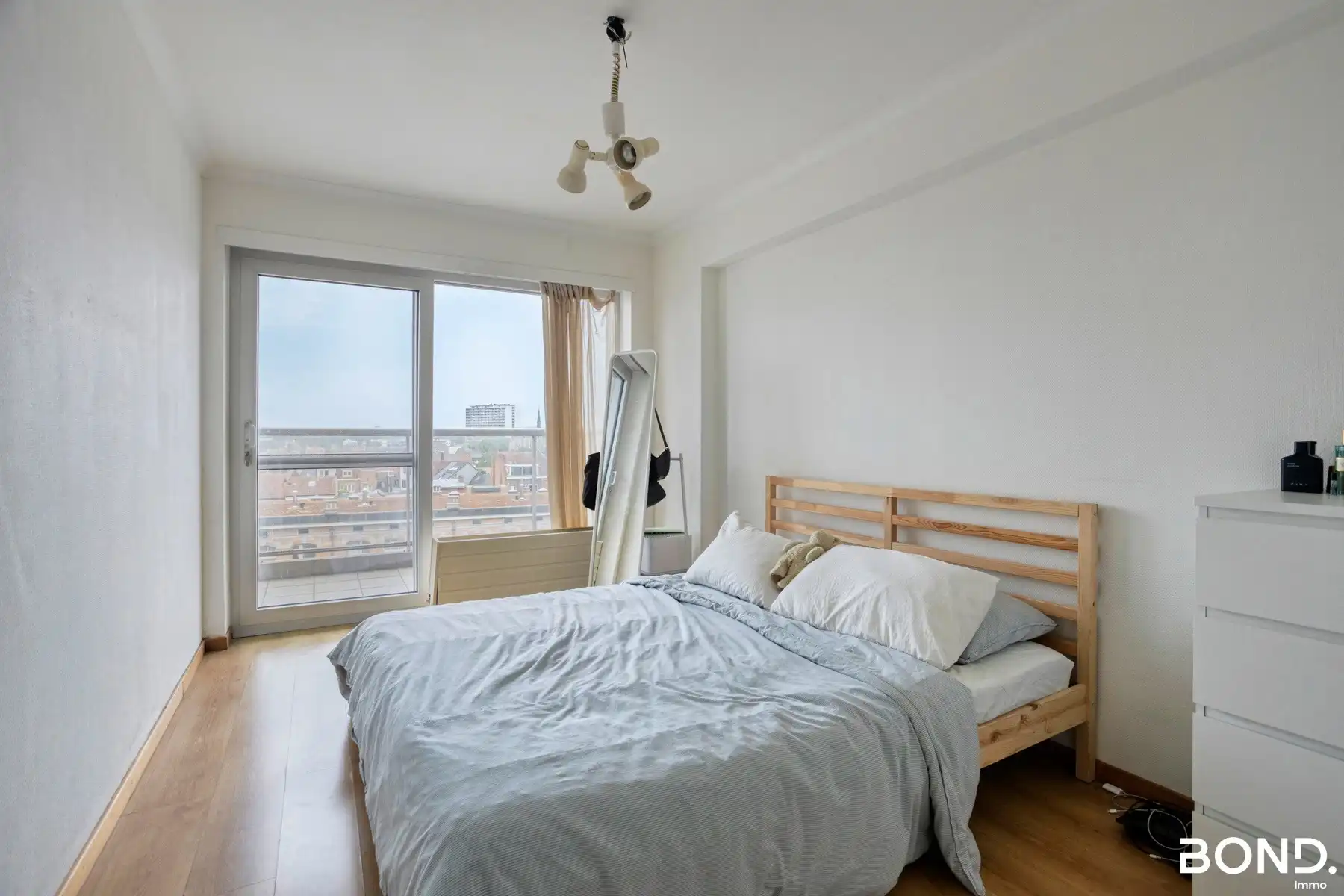 Instapklaar 2-slaapkamerappartement met terras, en parking foto 8