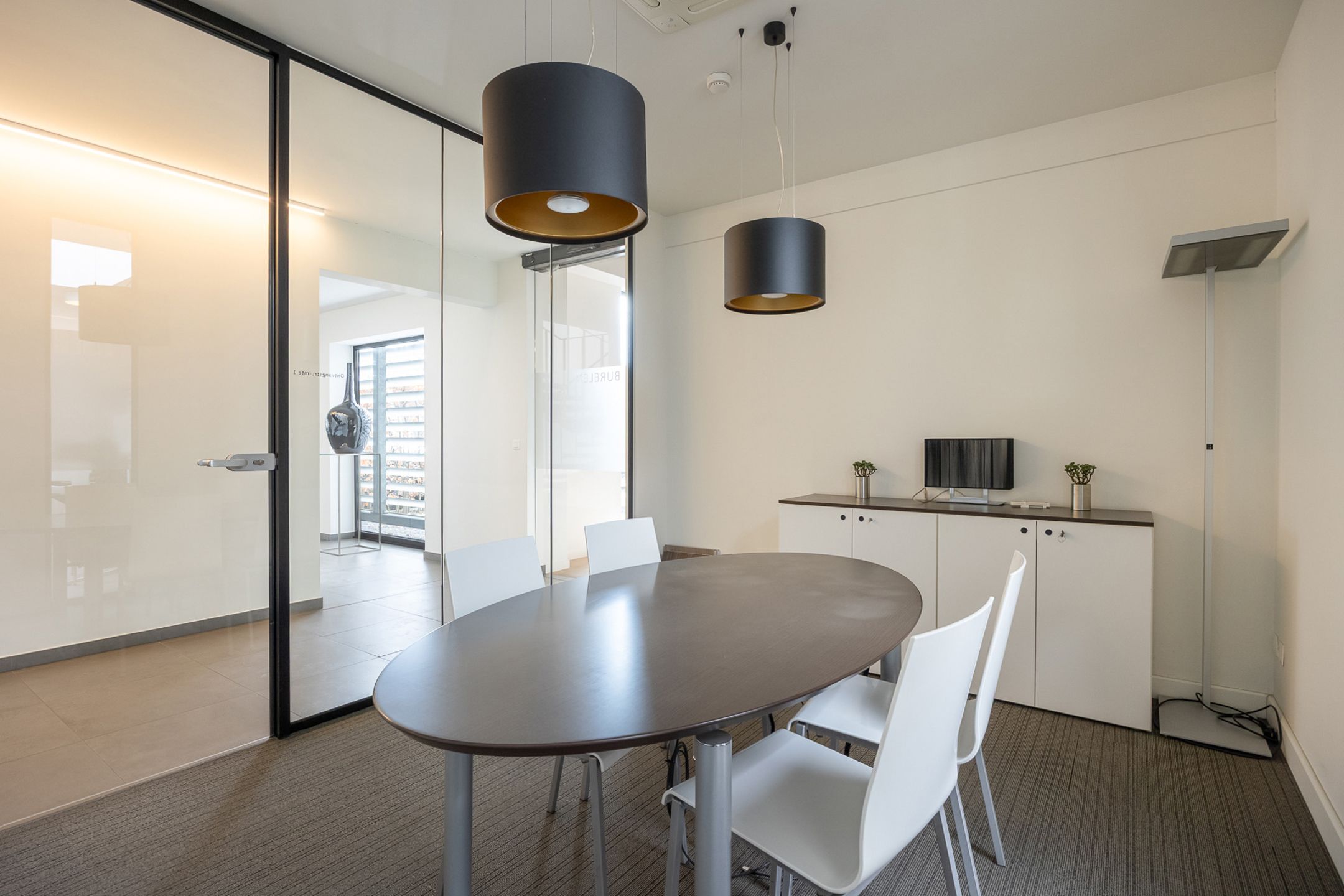 Strategische gelegen showroom te huur te Wijnegem!  foto 8