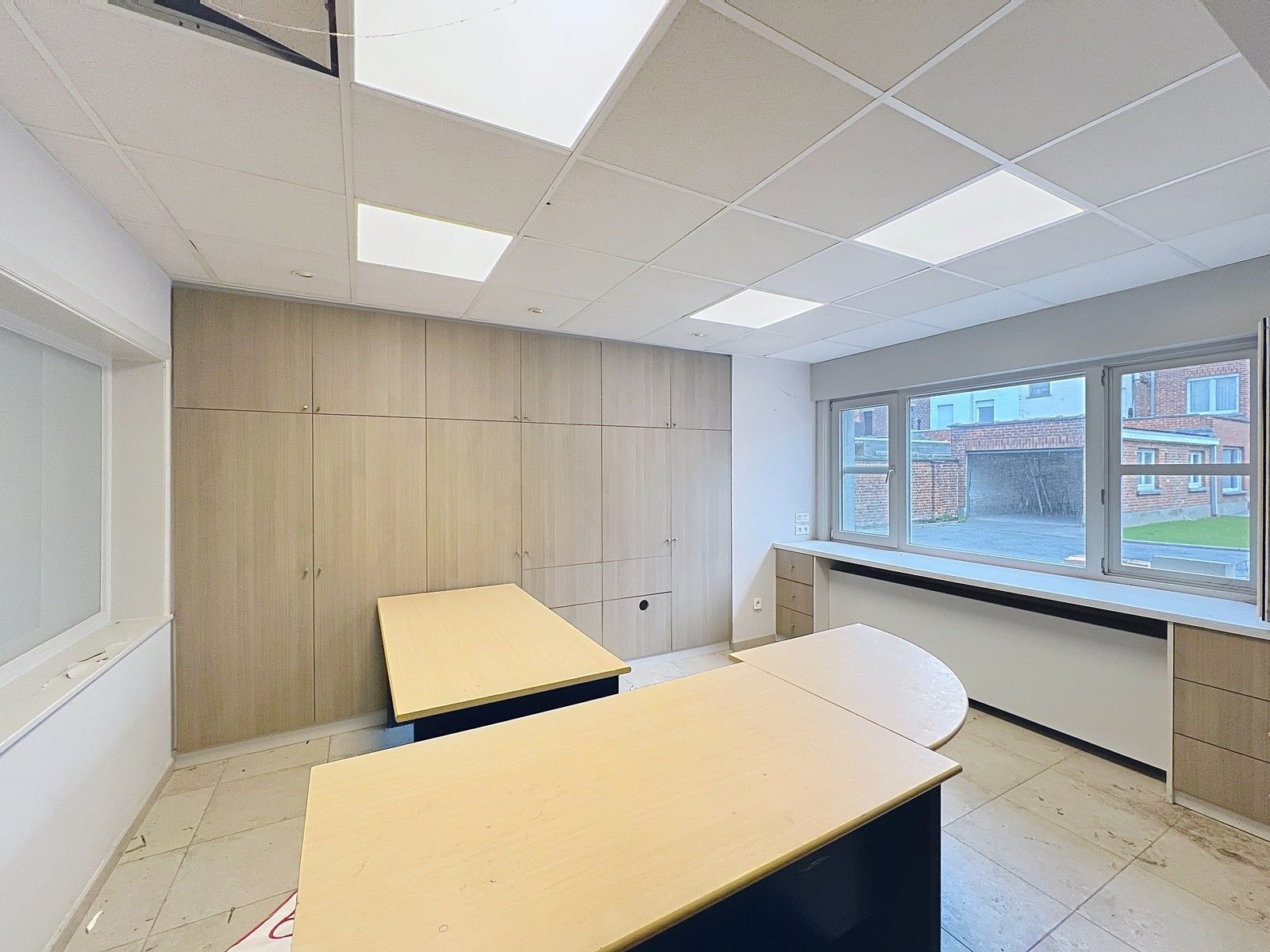 Ruime gezinswoning met garage + magazijn van 260m² en zonnige tuin in hartje Izegem. foto 24