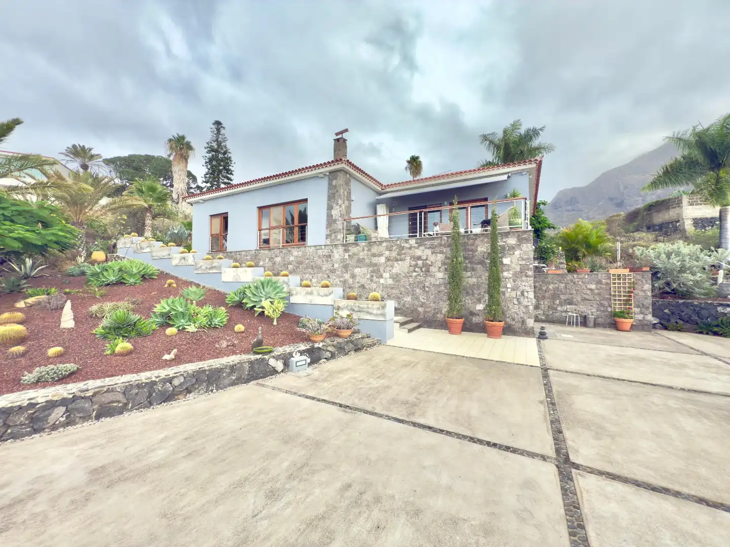 Luxe villa met panoramisch zeezicht  foto {{pictureIndex}}