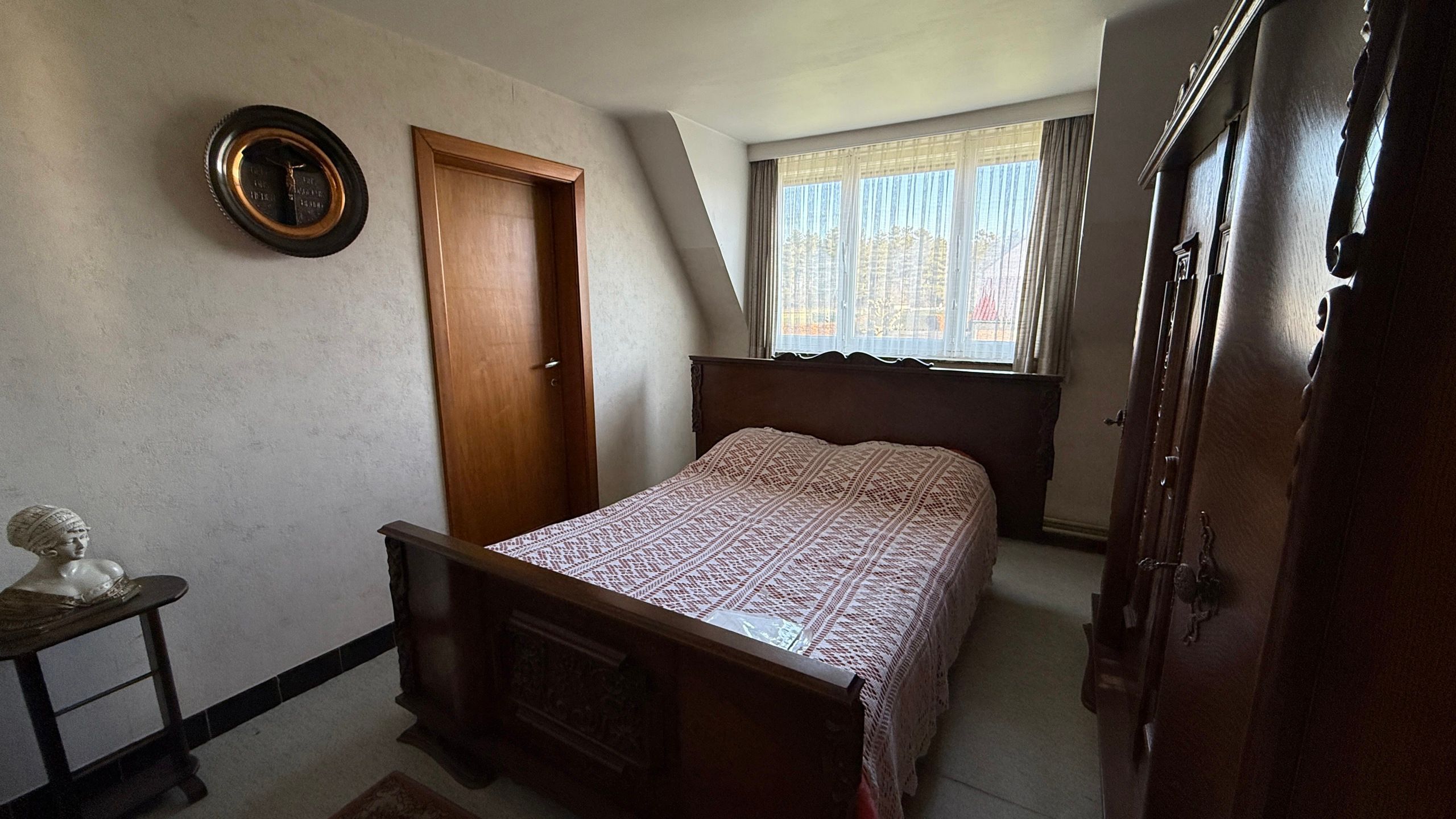 Te renoveren woning met veel potentieel foto 11