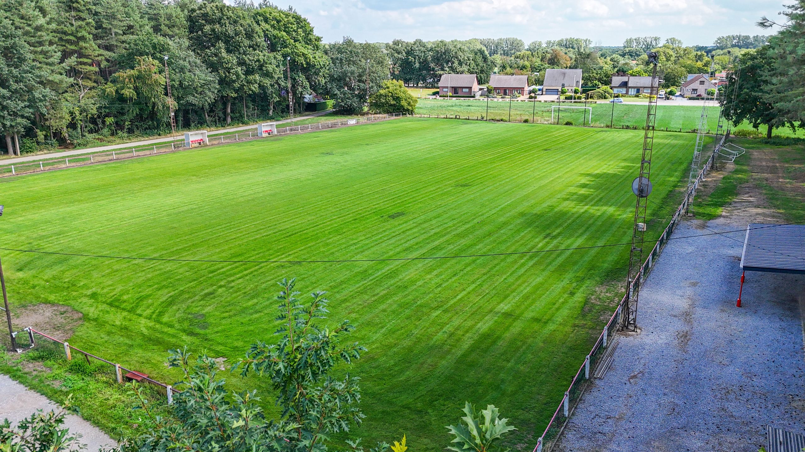 Voetbalveld en kantine op 2,45 ha in prachtig bosrijk gebied! foto 16