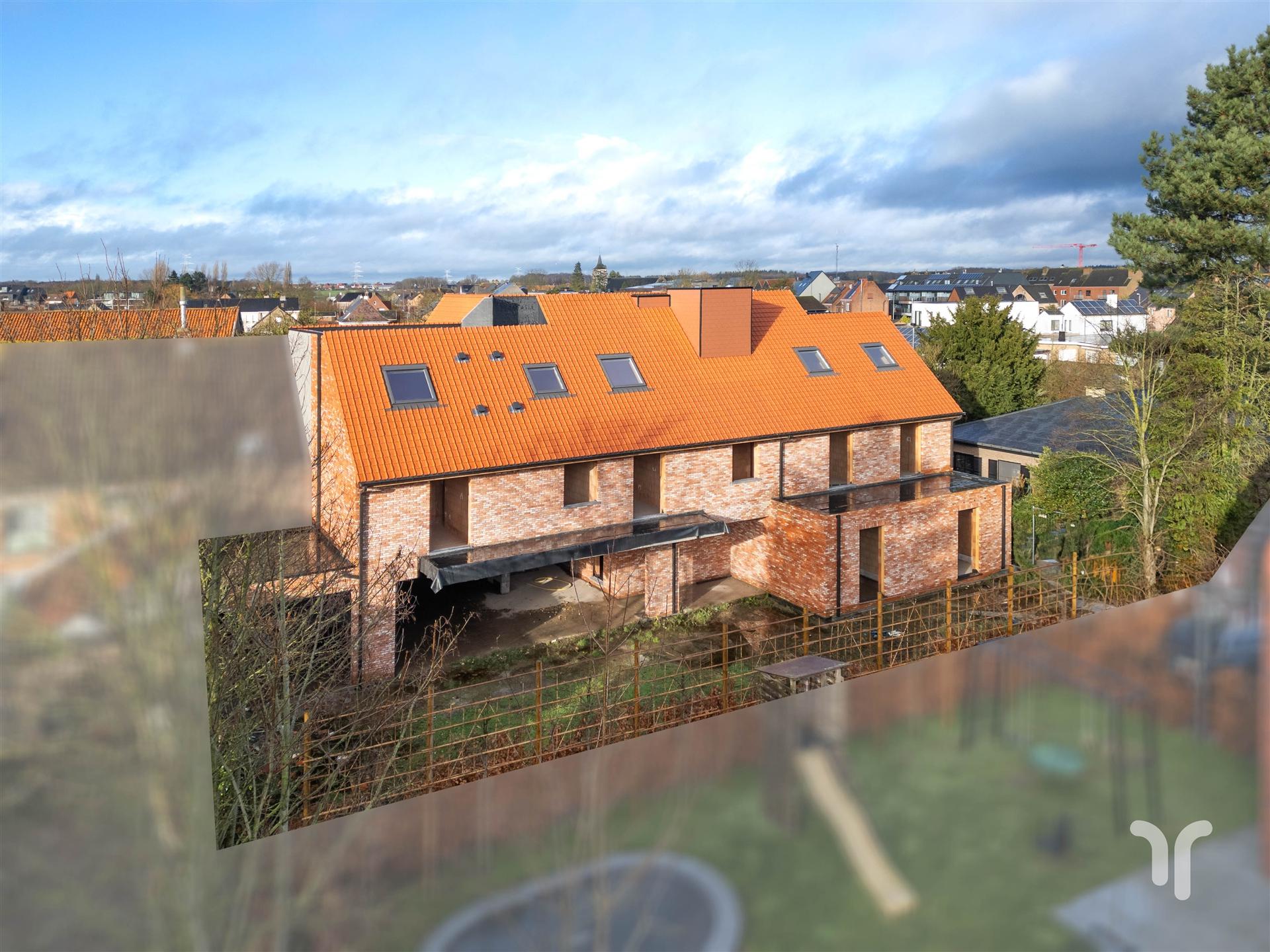 Op een uitzonderlijke locatie te Zedelgem, op wandelafstand van de bruisende dorpskern met winkels, openbaar vervoer en scholen, vinden we het kleinschalig nieuwbouwproject ‘De Gouden Vleugel’ terug. foto {{pictureIndex}}