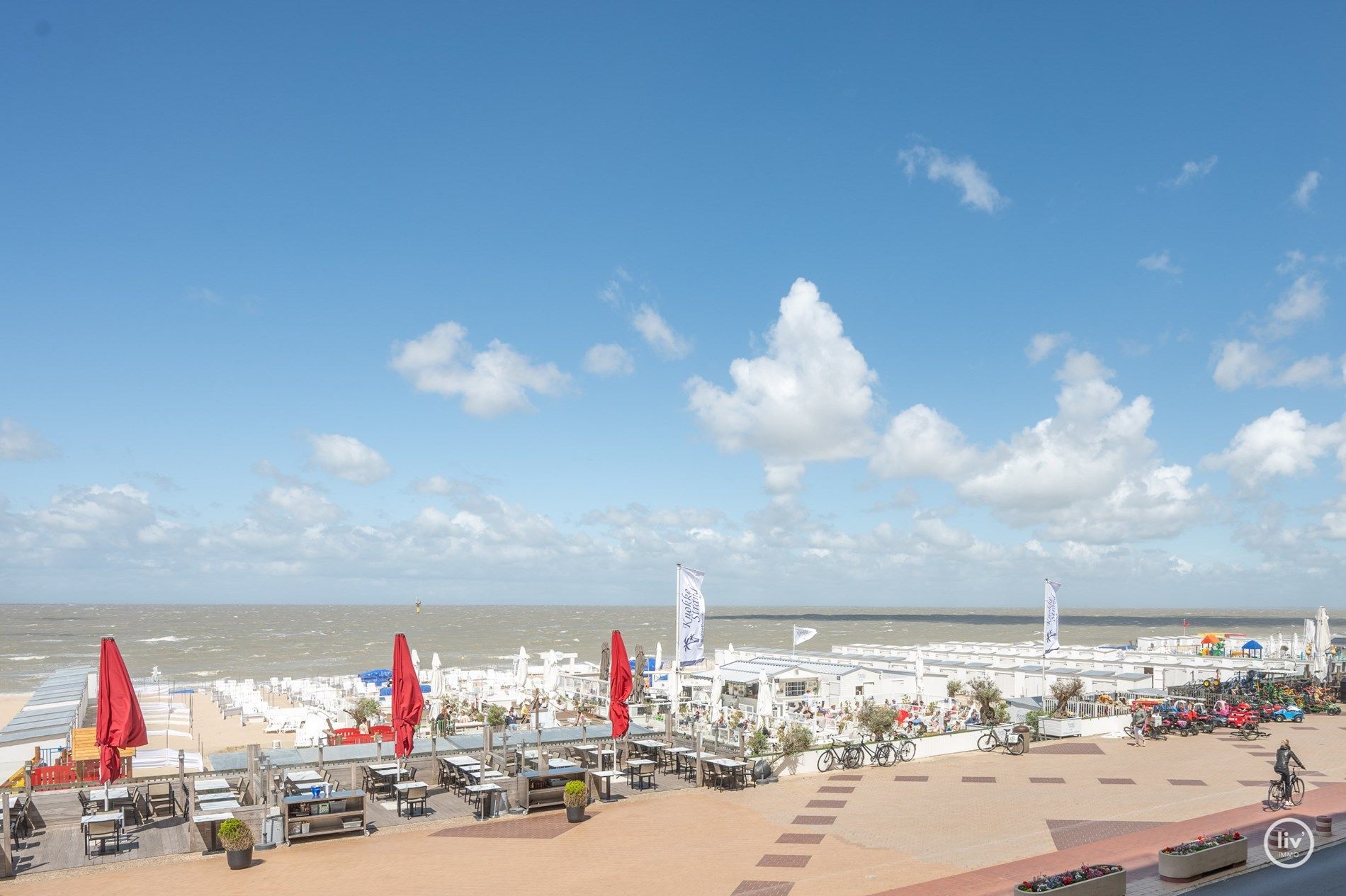 Magnifiek HOEKappartement met FRONTAAL zeezicht en westgericht terras gelegen aan het Lichttorenplein te Knokke. foto 10