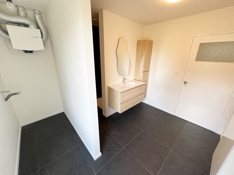 Volledig gerenoveerd appartement met 1 slaapkamer, kelderberging en garagebox foto 8